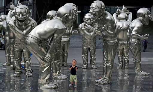 Скульптуры перед входом в музей в Пекине