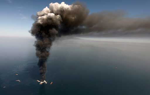 «Deepwater Horizon» горит в водах Мексиканского залива